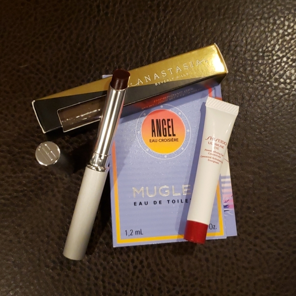 Make up - Picture 1 of 1